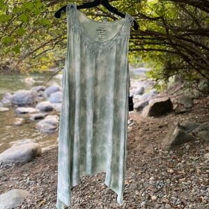 Torrid plus size boho stretch lace neckline glows tie-dye sleeveless shirt NWT 3